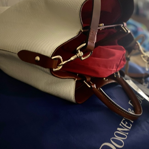 Dooney&Bourke Large white Barlow w/ smoking red interior 🤍🤍NWT - Picture 16 of 16